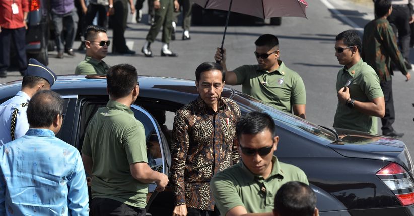 Malam-Malam Presiden Jokowi Bagi Kain Batik ke Warga Ambon