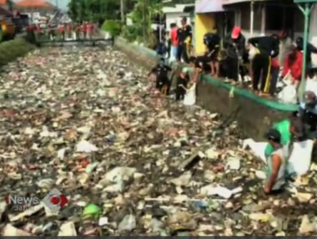 Bupati Sidoarjo Mencak-mencak Lihat Sungai Dibanjiri Sampah 