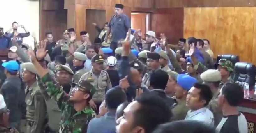 Demo Pemecatan Honorer Bener Meriah Ricuh, Bupati Dilempari Botol