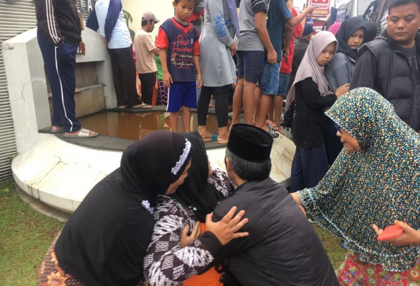 Rombongan 2 Bus Pariwisata yang Selamat Tiba di Ciputat, Penumpang Langsung Histeris - Bagian 4