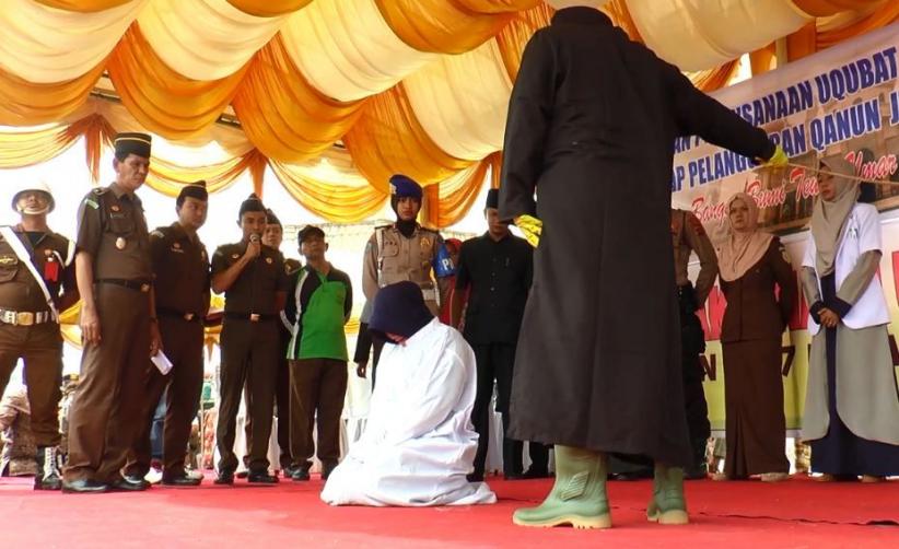 Dihukum Cambuk 100 Kali, Ibu Rumah Tangga di Aceh Pingsan