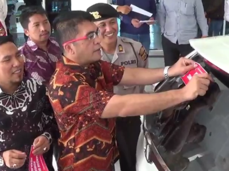 Kejari Simpang Tiga Pasang Stiker Antikorupsi di Kendaraan Dinas