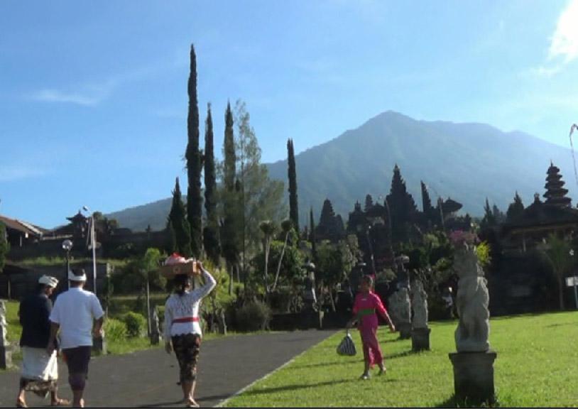 Masyarakat Bali Lakukan Persembahyangan di Tengah Gunung Agung Siaga