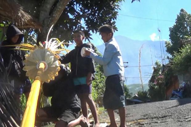 Status Gunung Agus Siaga, Warga Nekat Masuk Zona Merah