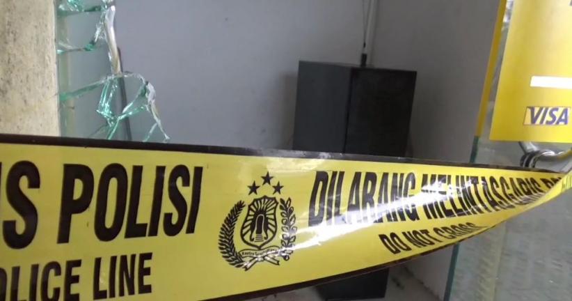 Mesin Atm Didepan Toko Surfing Dibobol Maling, Pelaku Terekam CCTV