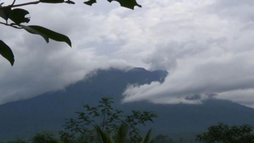 Tremor Mulai Menurun, Gunung Agung Ditutupi Asap Putih 