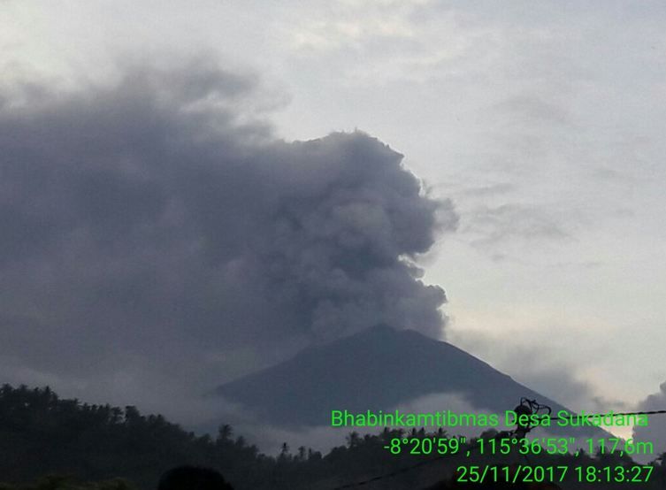 Kembali Meletus, Gunung Agung Lontarkan Abu Setinggi 1.500 Meter