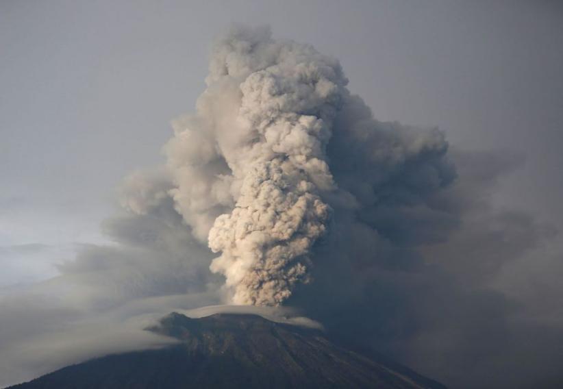 Lava Semakin Penuhi Kawah Gunung Agung