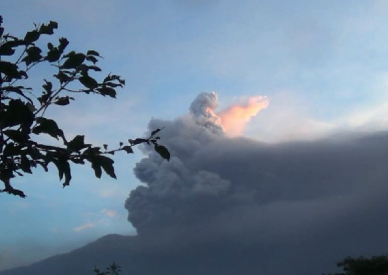 Gunung Agung Terus Erupsi, Abu Mengarah ke Timur dan Tenggara