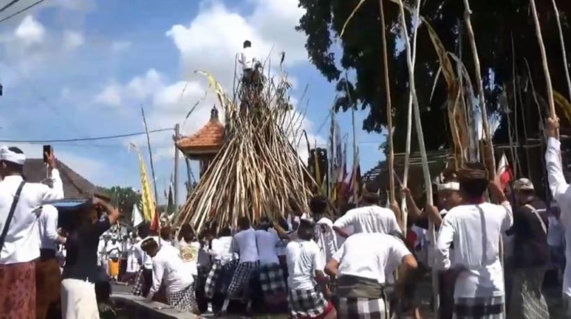 Tradisi Mekotek Meriahkan Perayaan Hari Kuningan di Bali 
