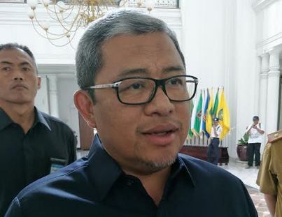 Gubernur Jabar Ancam Pecat Kepala Sekolah Merokok 