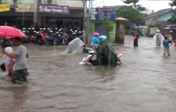 Banjir Terus Meninggi, Warga Baleendah Bandung Mulai Mengungsi