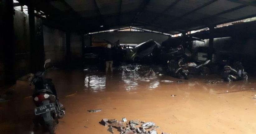 title Banjir Bandang Landa Cicaheum, 17 Mobil dan 8 Motor Terseret Arus Banjir Bandang Landa Cicaheum, 17 Mobil dan 8 Motor Terseret Arus