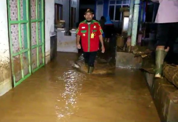 title Hujan Deras, Puluhan Rumah di Garut Terendam Banjir Hujan Deras, Puluhan Rumah di Garut Terendam Banjir