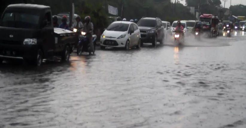 title Banjir Rendam Jalur Pantura dan Ratusan Rumah Warga di Cirebon Banjir Rendam Jalur Pantura dan Ratusan Rumah Warga di Cirebon