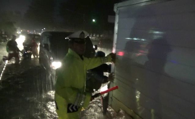 title Hujan Lima Jam, Jalan Raya Rancaekek Banjir Hingga 70 Sentimeter Hujan Lima Jam, Jalan Raya Rancaekek Banjir Hingga 70 Sentimeter
