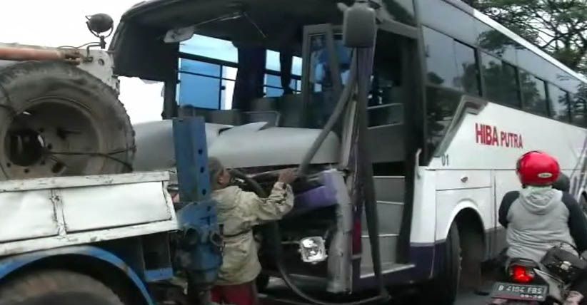 Bus Tabrak Sedan dan Truk Boks di Cianjur, 5 Orang Luka Berat