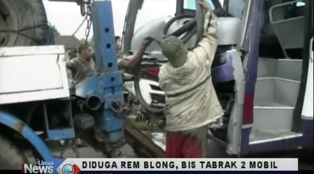 Rem Blong, Bus Tabrak 2 Mobil, 5 Orang Terluka