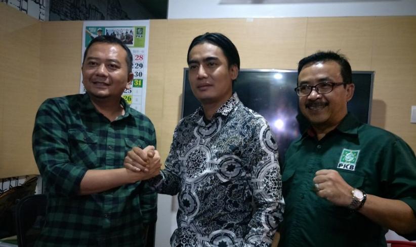 title Datangi Kantor PKB Jabar, Charly Setia Band Ingin Ikut Pilkada  Datangi Kantor PKB Jabar, Charly Setia Band Ingin Ikut Pilkada