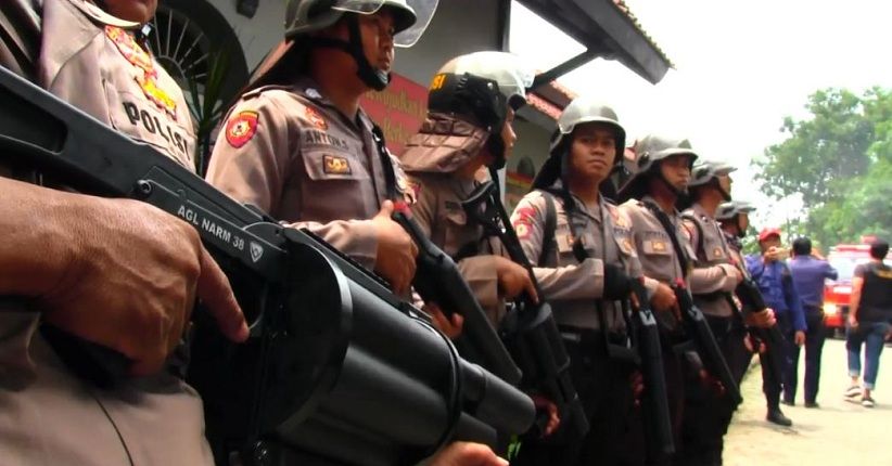 title Lapas Kesambi Cirebon Rusuh, Ratusan Napi Menyerang Petugas Lapas Kesambi Cirebon Rusuh, Ratusan Napi Menyerang Petugas