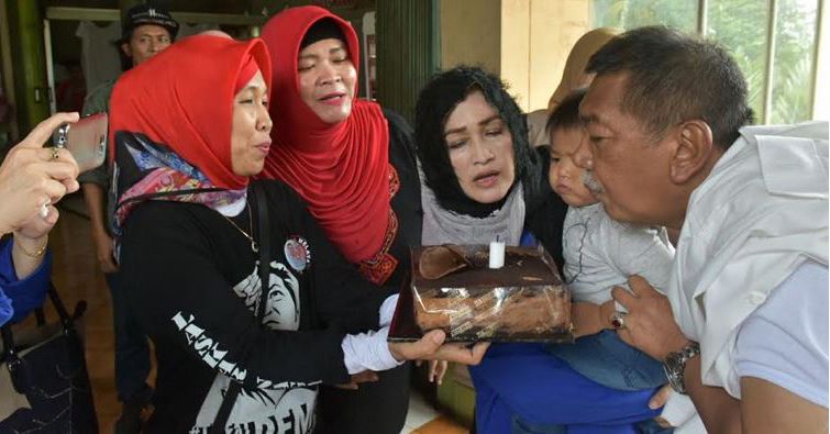 Hut Ke-63, Demiz Dapat Kejutan dari Warga dan Istri saat Blusukan