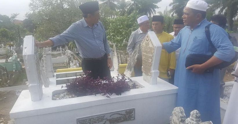 title Sapa Warga Langkat, Djarot Sempatkan Ziarahi Pusara Tengku Amir Hamzah Sapa Warga Langkat, Djarot Sempatkan Ziarahi Pusara Tengku Amir Hamzah