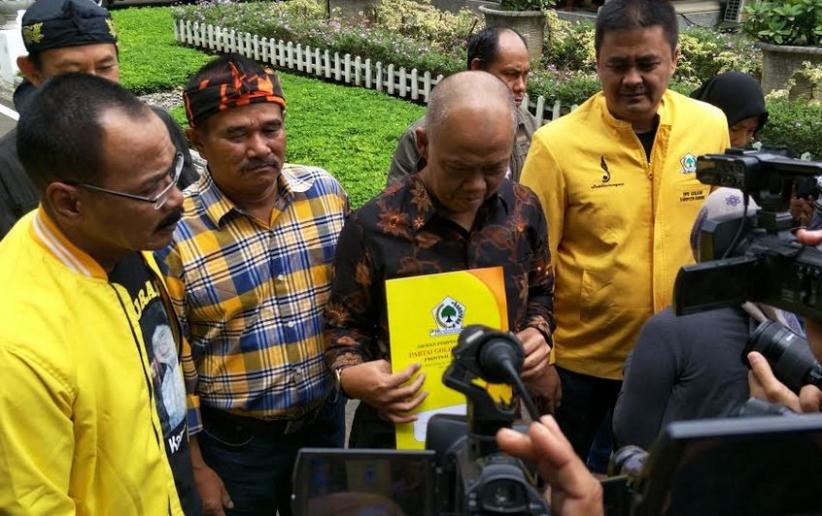 Golkar Jabar Serahkan Surat Pencabutan Dukungan ke Ridwan Kamil 