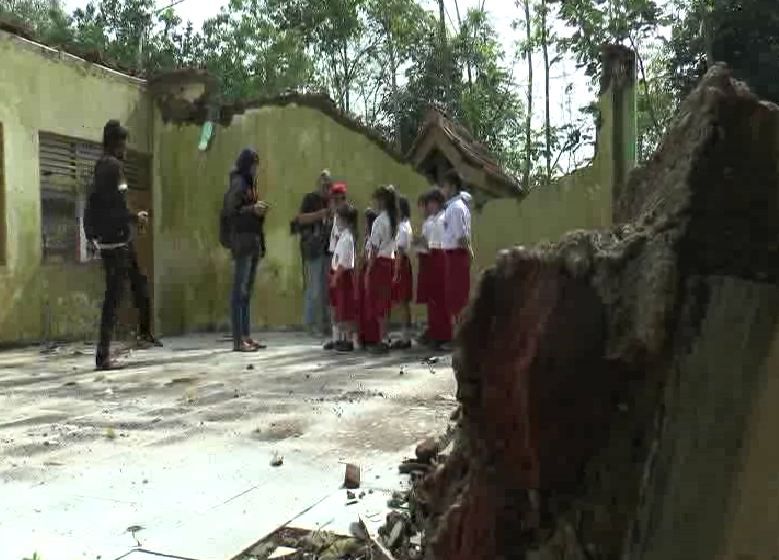 Usia Gedung Terlampau Tua, Bangunan Sekolah di Sumedang Ambruk