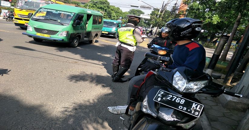 Petugas Gabungan Gelar Operasi di 2 Perempatan di Bandung