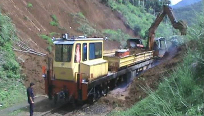 Rel Tertimbun Longsor di Garut, Puluhan KA Dialihkan lewat Utara