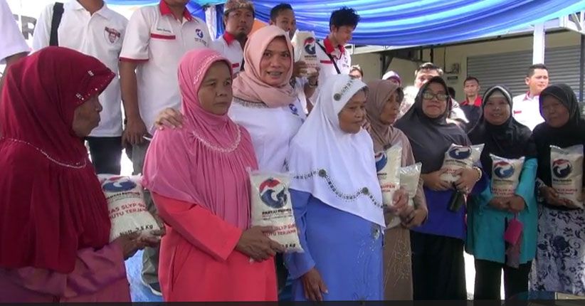 Ratusan Warga Sukabumi Serbu Paket Sembako Gratis Perindo