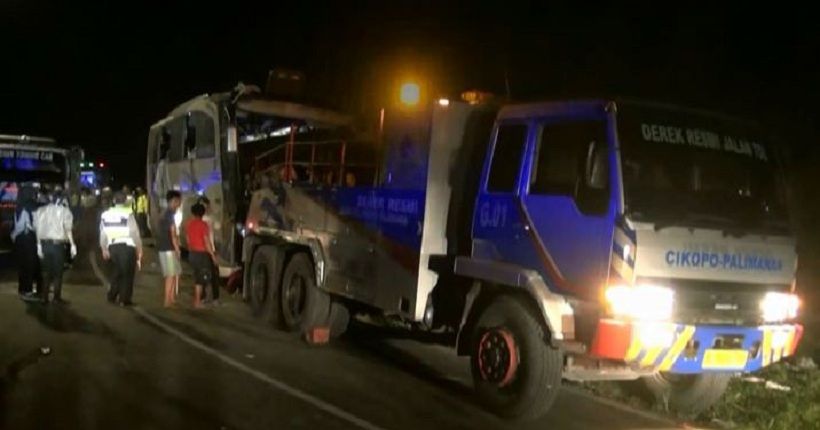 Bus Maut Dievakuasi, Seluruh Penumpang Berhasil Dikeluarkan