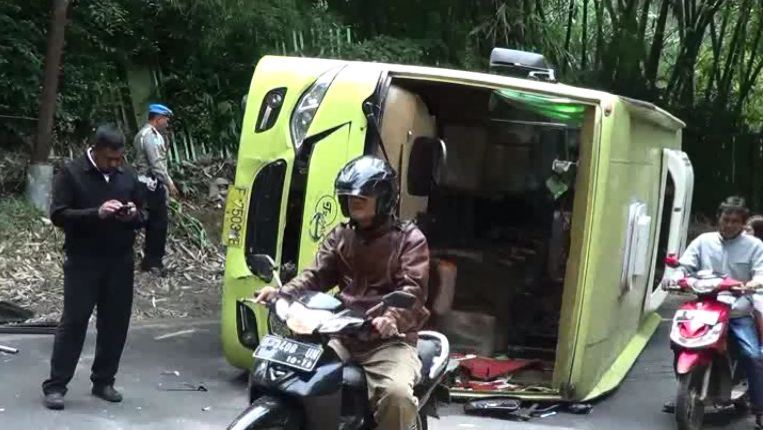 Bus Rombongan Wisata dari Ponpes Tangerang Terbalik di Lembang