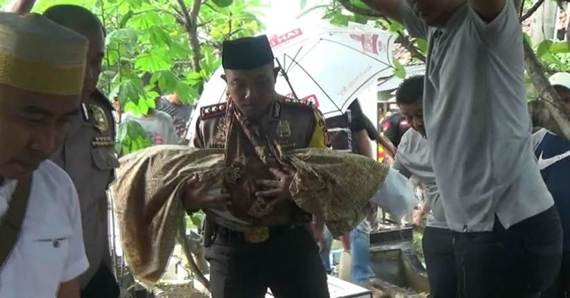 Diiringi Hujan, Kapolres Karawang Gendong Jenazah Calista ke Pemakaman