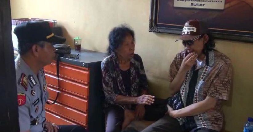 Neneng Mengurus Mayat Suami dan Putri Layaknya Masih Hidup