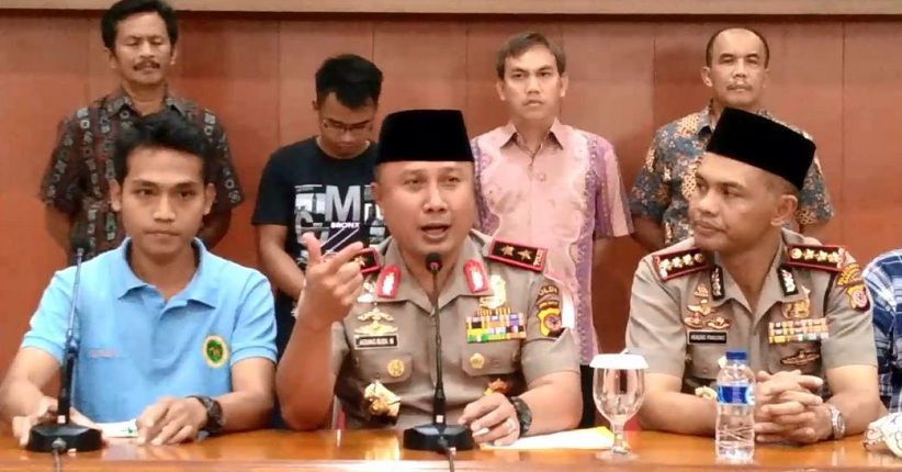 title Pelempar Rokok ke Orangutan Serahkan Diri ke Polisi dan Minta Maaf Pelempar Rokok ke Orangutan Serahkan Diri ke Polisi dan Minta Maaf