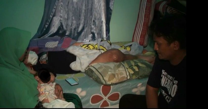 title Kasihan Orang Tua Ini, Kedua Putranya Mengidap Penyakit Mematikan  Kasihan Orang Tua Ini, Kedua Putranya Mengidap Penyakit Mematikan