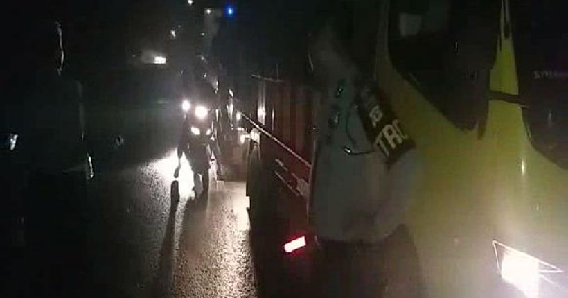 title Pohon Pinus Tumbang di Tengah Kemacetan, 16 Luka-Luka dan 1 Tewas Pohon Pinus Tumbang di Tengah Kemacetan, 16 Luka-Luka dan 1 Tewas