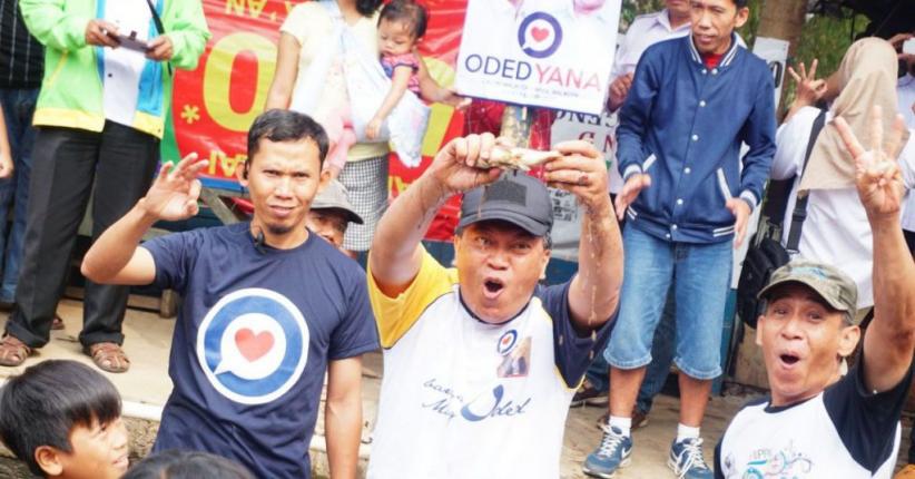 title Kampanye Ceria, Oded dan Warga Cigending Ramai-Ramai Tangkap Ikan Kampanye Ceria, Oded dan Warga Cigending Ramai-Ramai Tangkap Ikan