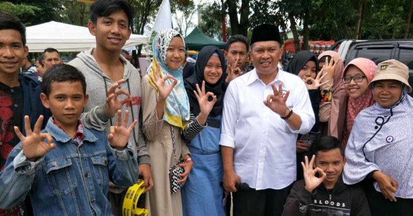 title Kampanye Hari ke-3, Oded Sapa Pedagang dan Warga di Alun-Alun Regol Kampanye Hari ke-3, Oded Sapa Pedagang dan Warga di Alun-Alun Regol