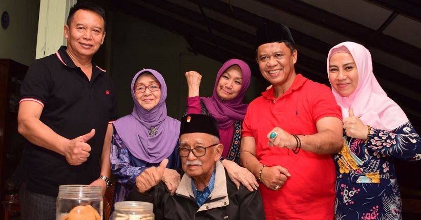 title Usai Tes Kesehatan, Pasangan Hasanah Temui Sesepuh Jabar Usai Tes Kesehatan, Pasangan Hasanah Temui Sesepuh Jabar
