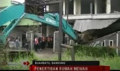 Rumah Mewah di Bandung Ini Dihancurkan dengan Alat Berat