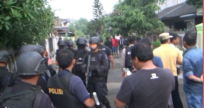 title Bentrok di Bekasi, 1 Rumah Dirusak dan 4 Motor Dibakar Bentrok di Bekasi, 1 Rumah Dirusak dan 4 Motor Dibakar