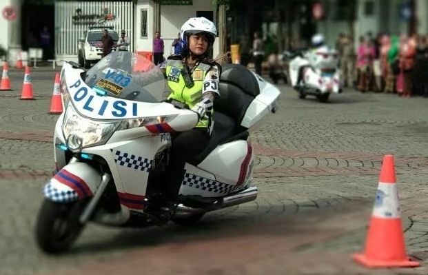3 Polwan Cantik Tampil Memukau saat Atraksi Moge 