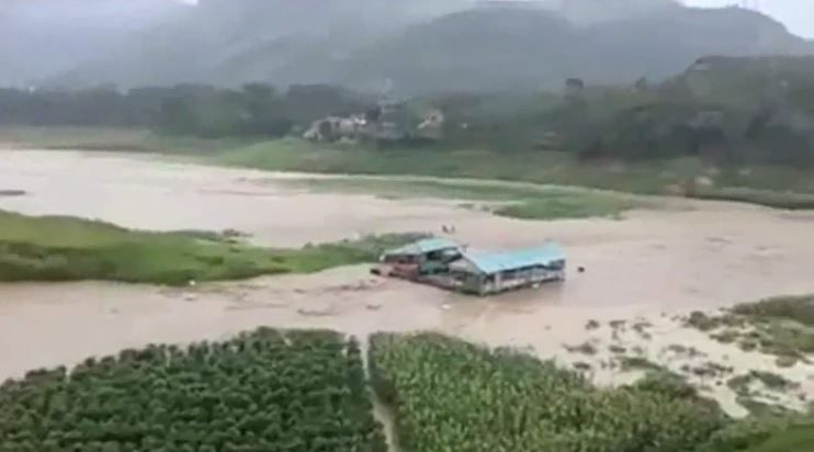 Rumah Makan Terseret Arus Sejauh Satu Kilometer di Sungai Ciminyak KBB