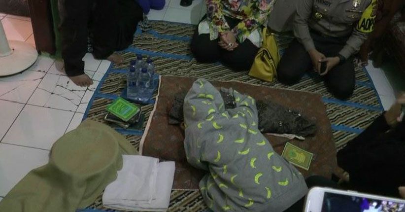 Ibu Kandung Penganiaya Bayi Calysta Menangis di Depan Jenazah Anaknya