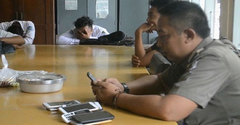 Terungkap saat Razia Pelajar, Obrolan Mesum Ajak Pacar Berpose Syur