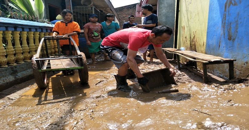title Korban Banjir Bandang Cicaheum Butuh Bantuan Air Bersih Korban Banjir Bandang Cicaheum Butuh Bantuan Air Bersih