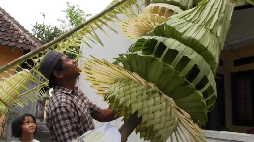 Semarakkan Pernikahan Putri Jokowi, Warga Solo Buat Penjor Janur 