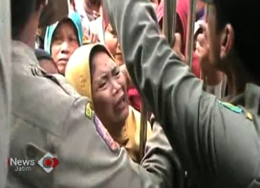 Ratusan Warga Sidoarjo Saling Dorong Berebut Bandeng Murah